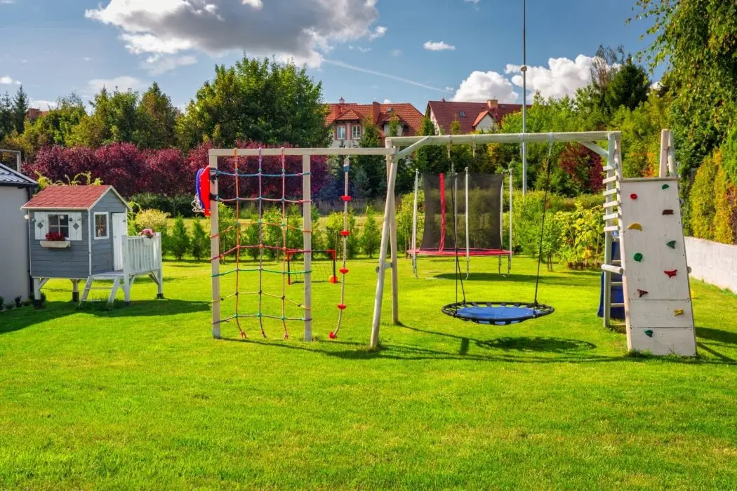 Domowy plac zabaw - jak stworzyć idealne miejsce w ogrodzie?