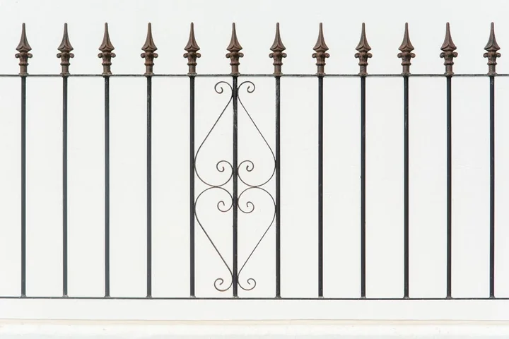 Farba do ogrodzeń metalowych – jak zapewnić długotrwałą ochronę przed korozją