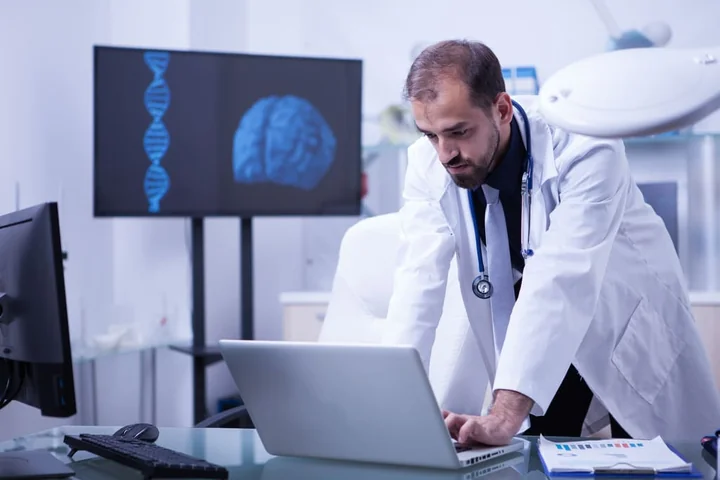 Czym zajmuje się neurochirurgia i kiedy udać się do specjalisty?