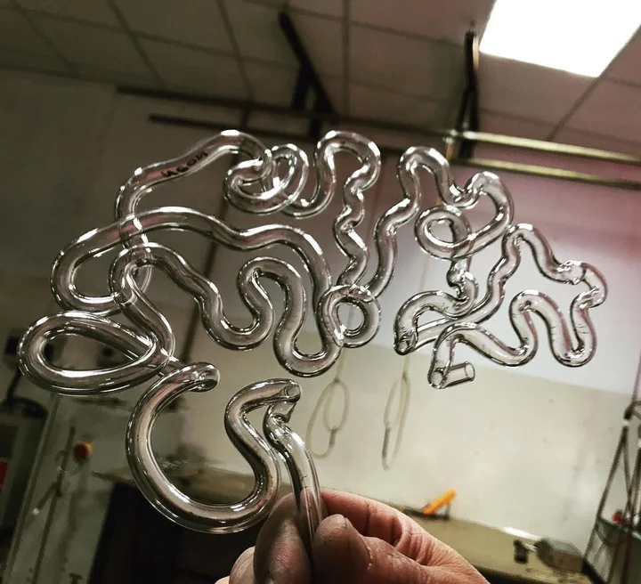 Jak powstaje neon na zamówienie – od projektu do montażu