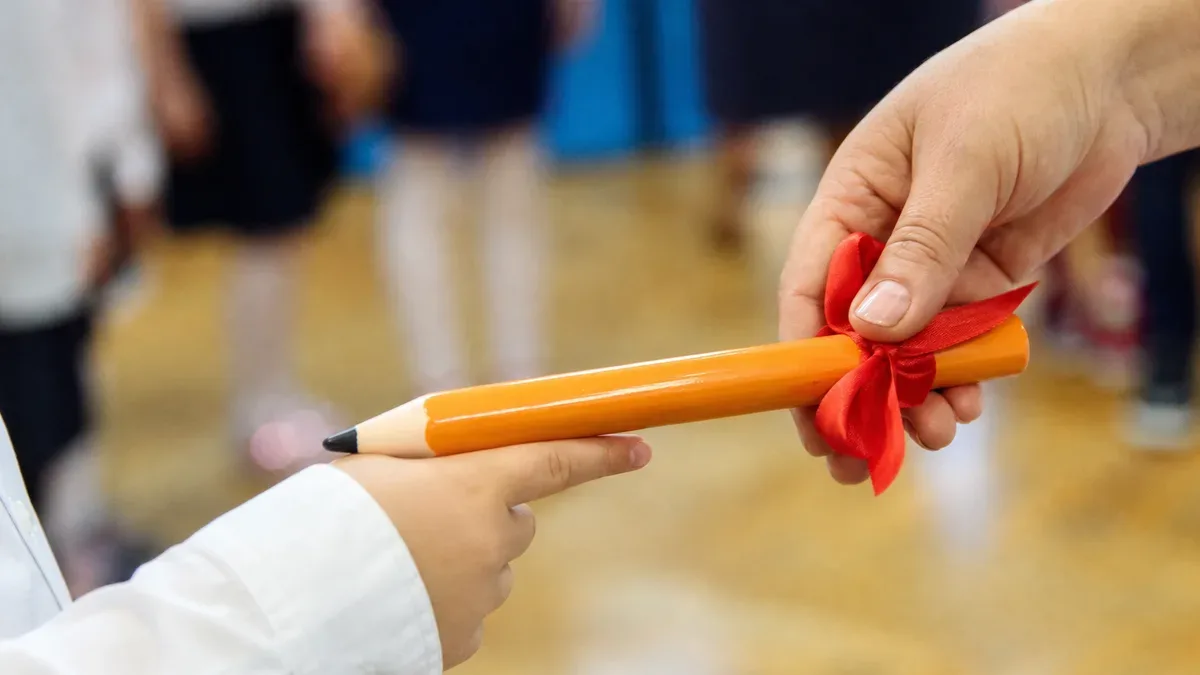 Pierwszoklasiści oficjalnie rozpoczęli szkołę. Pasowanie w ZSP nr 4