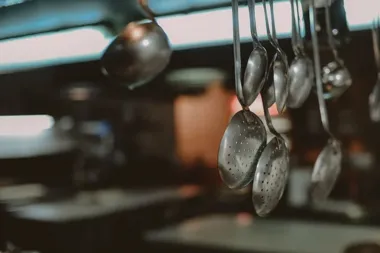 Kostkarka do lodu w gastronomii - na co zwrócić uwagę przed zakupem?