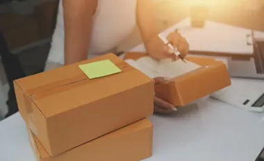 Dlaczego przesyłka za pobraniem zwiększa bezpieczeństwo transakcji w sklepie internetowym?