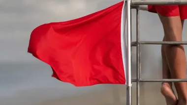 Czerwona flaga nad Narwią. Na miejskim kąpielisku obowiązuje zakaz kąpieli