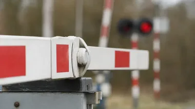 Dwa przejazdy kolejowe w Pomiechówku zostaną zamknięte na noc