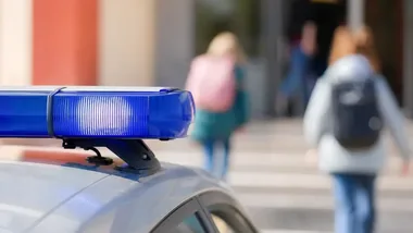 Więcej patroli przy szkołach i zaostrzone wejścia do budynków