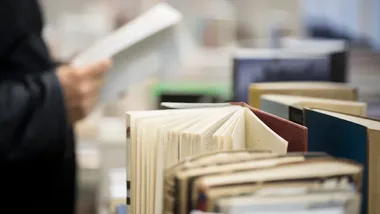 Teresa Nowak-Chęcińska wróciła do biblioteki z nowymi książkami