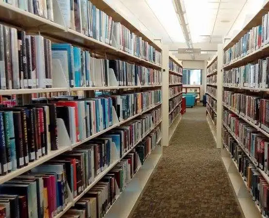 Młodzi pod mikrofonem: biblioteka uczy, jak opowiadać lokalne historie przez podcasty