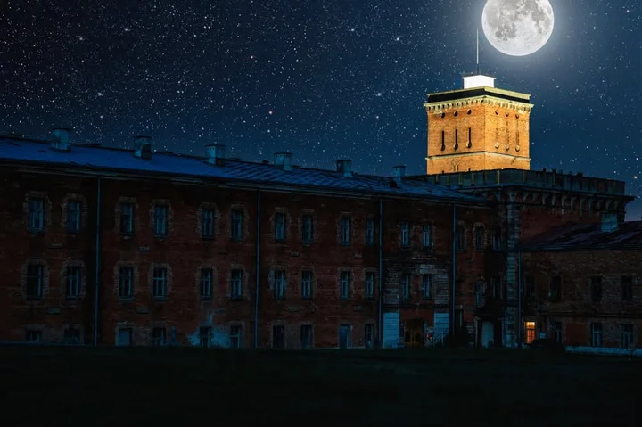 Obrazek przedstawia grafikę promocyjną wydarzenia Nocne zwiedzanie Twierdzy Modlin z przewodnikiem