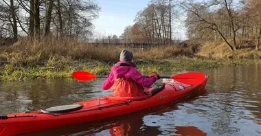 Grafika promocyjna wydarzenia Lany poniedziałek na Wkrze: spływ ze Szczypiorna do Twierdzy Modlin z Kajaki Dylewski