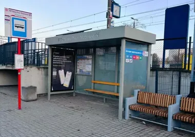 Nowa wiata przy stacji PKP ma zielony dach i własną instalację fotowoltaiczną