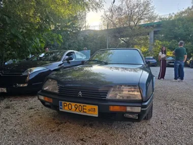 Około 30 Citroënów na Targowisku Miejskim. Zlot połączył motoryzację z historią Twierdzy Modlin