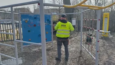 Wiosenne mycie placów zabaw – Miejski Serwis Komunalny ruszył z porządkami