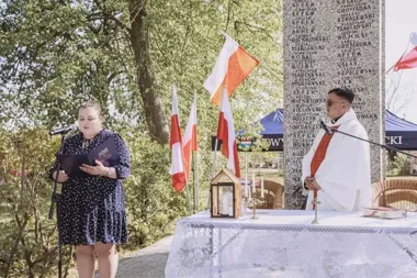 Majowy obchód w Okuninie połączył pamięć, muzykę i grochówkę