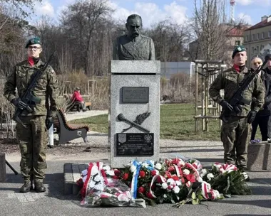 Pod pomnikiem Piłsudskiego znów zabrzmi hymn i „My Pierwsza Brygada”