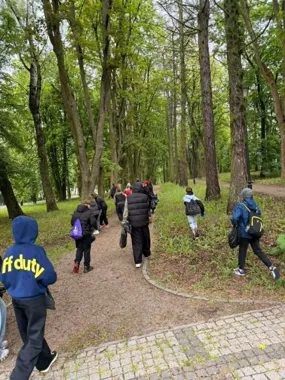 Sprzątanie szlaków w Twierdzy Modlin. Uczniowie i partnerzy wzięli się do pracy