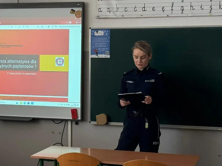Profilaktyczna wizyta policji w szkole - e-papierosy obnażone przed uczniami