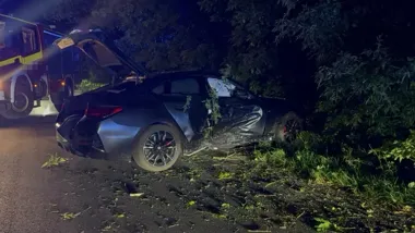 Drift na ulicy Sportowej skończył się uderzeniem w drzewo i mandatem 6500 zł