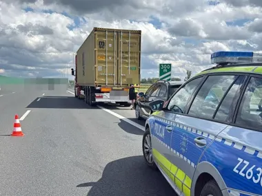 Slalom na S7 skończył się uderzeniem w ciężarówkę. Kierowca BMW zapłaci 5000 zł