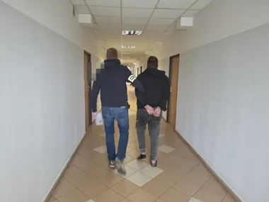 Tępą częścią siekiery pukał żonę w głowę. 32-latek trafił do aresztu