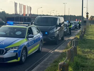 Kontrole przy lotnisku w Nowym Dworze. Poszukiwani i zatrzymany cudzoziemiec
