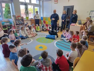 Dzielnicowi w Małocicach - maluchy przymierzały czapki policyjne i uczyły się zasad ruchu drogowego
