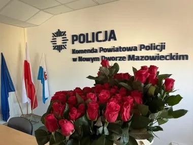Komenda w Nowym Dworze Mazowieckim zmieniła biuro w salę życzeń na Dzień Kobiet