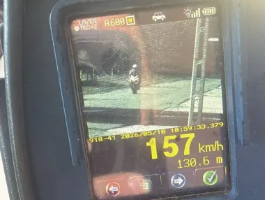157 km/h w zabudowanym - policjanci zatrzymali 21-latka z Leoncina