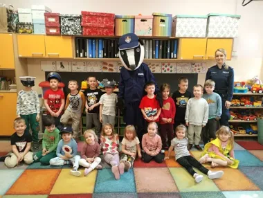 Policyjny borsuk w przedszkolu - 23 maluchy dostały legitymacje i maskotki