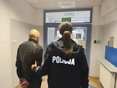 41-latek ukrywał się przed sądem - policjantki z Modlina znalazły go po adresie