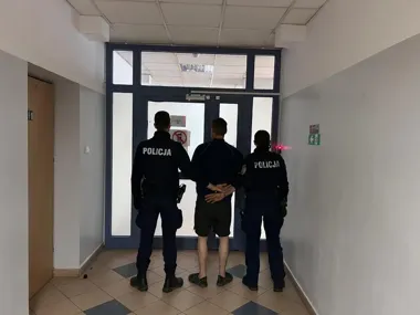 Zaatakował komisariat w Czosnowie i usłyszał groźby wobec policjantów