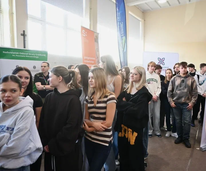 Młodzież szukała dróg rozwoju – targi uczelni i służb w liceum