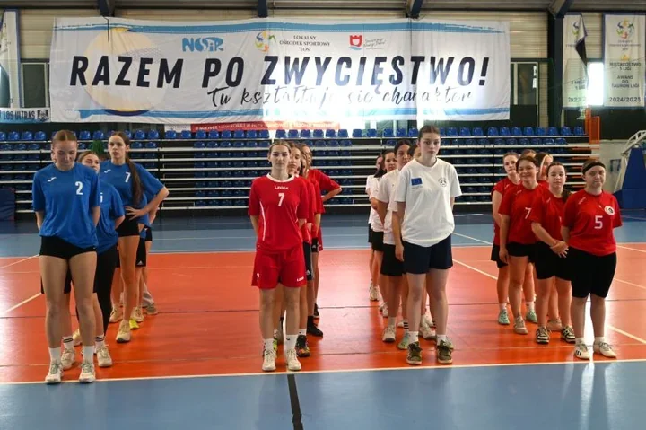 Emocje i wyrównana rywalizacja na powiatowych zawodach halowej piłki nożnej dziewcząt