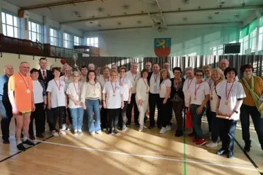 Seniorzy przy stole – III turniej tenisa stołowego przyciągnął 36 zawodników