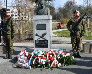 W Nowym Dworze hołd Piłsudskiemu połączył mundur, samorząd i młodzież