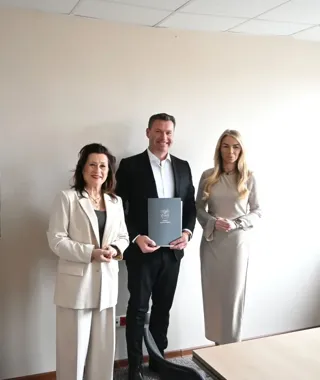 Powiatowe autobusy dostaną elektryka, a jeden kurs ruszy później