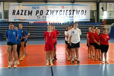 Emocje i wyrównana rywalizacja na powiatowych zawodach halowej piłki nożnej dziewcząt