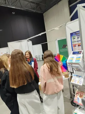 Młodzież szuka dróg kariery na Perspektywach – doradcy Powiatowego Urzędu Pracy obecni na targach